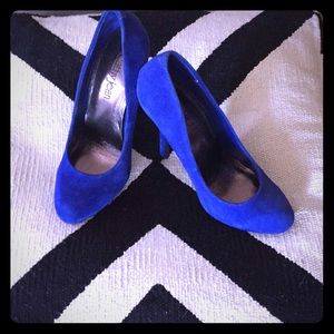 6.5 Blue Suede pumps 😍